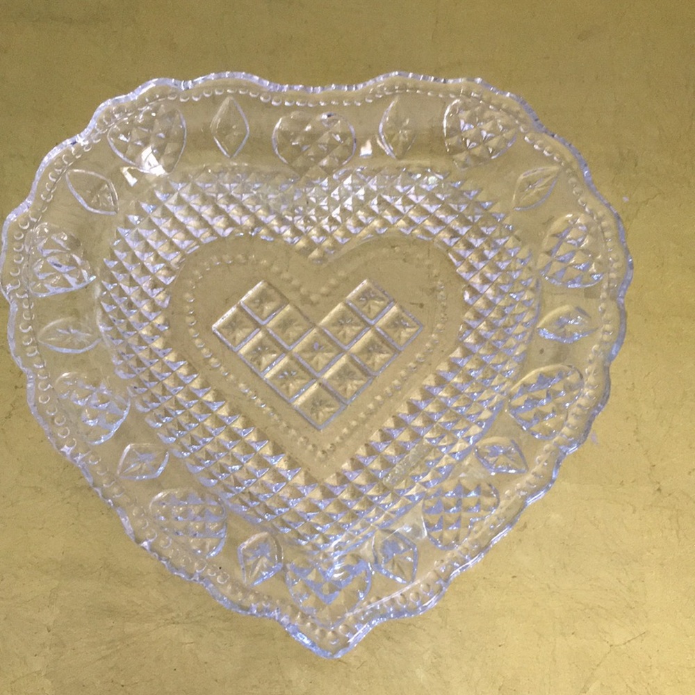 Pretty glass heart-shaped dish